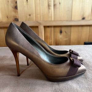 Salvatore Ferragamo Vara Bronze Metallic Pumps 9.5 C